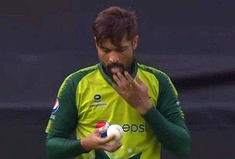 അമ്പയര്‍മാരുടെ കണ്ണുവെട്ടിച്ച് മുഹമ്മദ് അമിര്‍, പന്തില്‍ ഉമിനീര് പുരട്ടിയത് പലതവണ