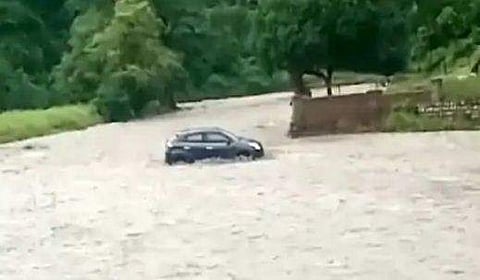 മിന്നല്‍ പ്രളയം; കാര്‍ ഒഴുകിപ്പോയത് കിലോമീറ്ററുകളോളം ; (വീഡിയോ )