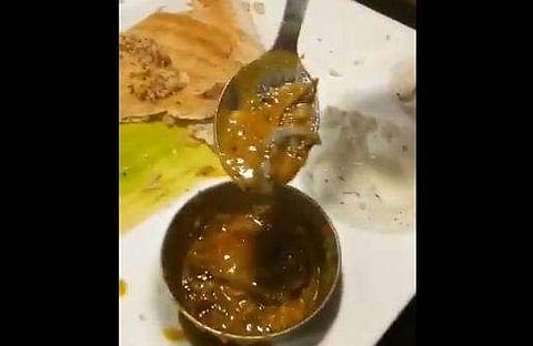 ദോശയ്ക്ക് ഒപ്പം വിളമ്പിയ സാമ്പാറില്‍ ചത്ത പല്ലി (വീഡിയോ) 