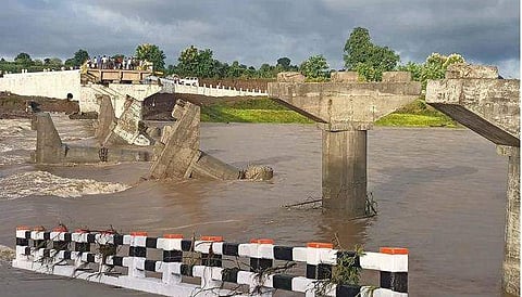 3.7 കോടി ചെലവിട്ട് പാലം നിര്‍മ്മിച്ചു; ഉദ്ഘാടനത്തിന് മുന്‍പെ തകര്‍ന്നു വീണു