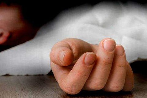 വാതില്‍ പൂട്ടി അമ്മ പുറത്തുപോയി ; തോര്‍ത്ത് കഴുത്തില്‍ കുരുങ്ങി 10 വയസ്സുകാരന്‍ മരിച്ച നിലയില്‍