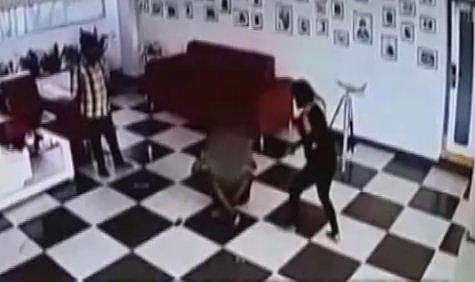 സിനിമാ നിര്‍മ്മാതാവിന്റെ വീട്ടില്‍ നിന്ന് ഐ ഫോണ്‍ മോഷ്ടിച്ചു; യുവാവിനെ വളഞ്ഞിട്ട് അക്രമിച്ചു; തല മൊട്ടയടിച്ചു