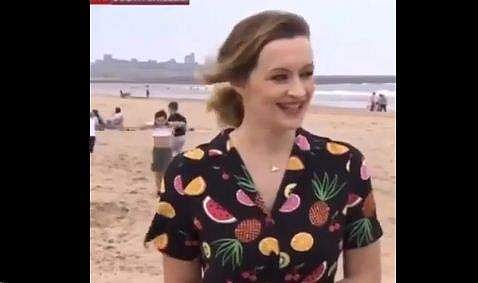 മുന്നില്‍ ഗൗരവമായ റിപ്പോര്‍ട്ടിങ്, പിന്നില്‍ കുട്ടിയുടെ കുസൃതി (വീഡിയോ വൈറല്‍) 