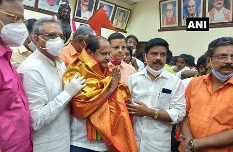 സസ്‌പെന്റ് ചെയ്തതിന് പിന്നാലെ ഡിഎംകെ എംഎല്‍എയ്ക്ക് ബിജെപി ഓഫീസില്‍ സ്വീകരണം