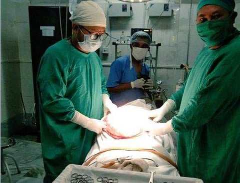 കടുത്ത വയറുവേദനയുമായി യുവതിയെത്തി, ശസ്ത്രക്രിയയിലൂടെ പുറത്തെടുത്തത് 24 കിലോ ഭാരമുള്ള മുഴ ; അപൂര്‍വ്വം