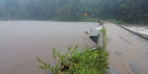 ദുരിതപ്പെയ്ത്ത്: പീരുമേട്ടില്‍ ഉരുള്‍പൊട്ടല്‍; ഏലപ്പാറയില്‍ വെള്ളപ്പൊക്കം, മീനച്ചിലാര്‍ കരകവിഞ്ഞൊഴുകുന്നു, അരുവിക്കര ഡാമിന്റെ നാലാമത്തെ ഷട്ടറും തുറന്നു