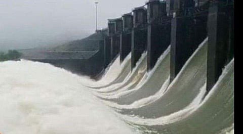 കോരിച്ചൊരിഞ്ഞ് മഴ ; ജലനിരപ്പുയര്‍ന്നു, അണക്കെട്ടുകള്‍ തുറന്നുവിട്ട് കര്‍ണാടക, ജാഗ്രതാനിര്‍ദേശം