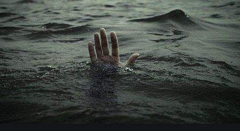 എളങ്കുന്നപ്പുഴയിൽ വള്ളം മറിഞ്ഞ് കാണാതായ ഒരാളുടെ മൃതദേഹം തീരത്തടിഞ്ഞു; രണ്ട് പേർക്കായി തിരച്ചിൽ തുടരുന്നു