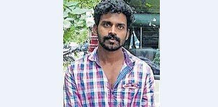 യുവതിയുമായി ഫോണിലൂടെ സൗഹൃ‌ദം  സ്ഥാപിച്ചു; കിടപ്പു  മുറിയിലെ രഹസ്യ  അറയിൽ നിന്ന് ഭർത്താവറിയാതെ 25 പവൻ കവർന്നു; യുവാവ് അറസ്റ്റിൽ