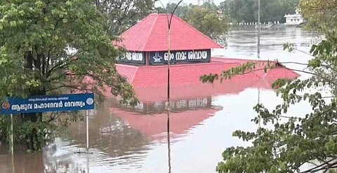 പെരിയാറില്‍ ജലനിരപ്പ് ഉയരുന്നു, ആലുവ മണപ്പുറം മുങ്ങി; ഏലൂരില്‍ കുടുംബങ്ങളെ ക്യാമ്പുകളിലേക്ക് മാറ്റി 