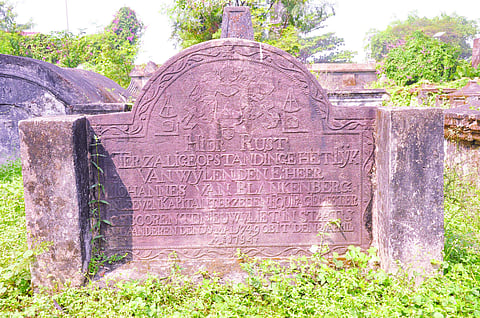 കൊച്ചിയിലെ ഡച്ച് സെമിത്തേരിയിലെ ഡച്ച് വ്യാപാരിയുടെ ശവകുടീരം