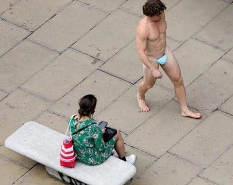 മാസ്‌ക്  ഇങ്ങനെയും ധരിക്കാം ; യുവാവിന്റെ വേറിട്ട 'പ്രകടനം', അമ്പരപ്പ്