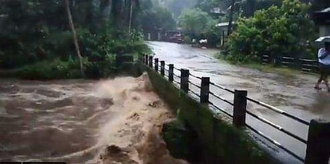 മീനച്ചിലാറിൽ ജലനിരപ്പ് ഉയരുന്നു, മണിമലയാർ കരകവിഞ്ഞു ; പാല വെള്ളപ്പൊക്ക ഭീഷണിയിൽ, ഈരാറ്റുപേട്ട റോഡ് അടച്ചു ( വീഡിയോ)
