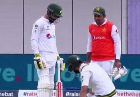 മുന്‍ നായകന്‍ വാട്ടര്‍ ബോയ്, പാക് ടീമിനെതിരെ ആരാധകരുടെ മുറവിളി