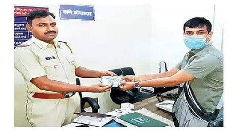 ലോക്കല്‍ ട്രെയിന്‍ യാത്രയില്‍ പേഴ്‌സ് നഷ്ടപ്പെട്ടു; 14 വര്‍ഷങ്ങള്‍ക്ക് ശേഷം പണമടക്കം തിരിച്ചുകിട്ടി