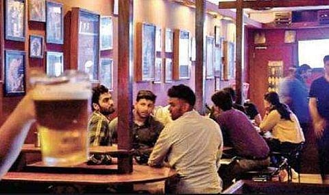 ബാറുകളിലും പബ്ബുകളിലും ഇരുന്ന് മദ്യം കഴിക്കാം; തുറക്കാന്‍ അനുവാദം നല്‍കി കര്‍ണാടക സര്‍ക്കാര്‍