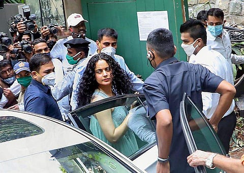 മുംബൈ കോര്‍പ്പറേഷന്‍ പൊളിച്ചുനീക്കിയ ഓഫീസ് കെട്ടിടം കാണാന്‍ കങ്കണ എത്തിയപ്പോള്‍/ ചിത്രം: പിടിഐ