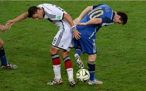 ഡ്രീം ഇലവനുമായി മെസൂട് ഓസീല്‍, മെസിക്ക് ഇടമില്ല; ആഴ്‌സണലിലെ സഹതാരങ്ങളേയും അവഗണിച്ചു 