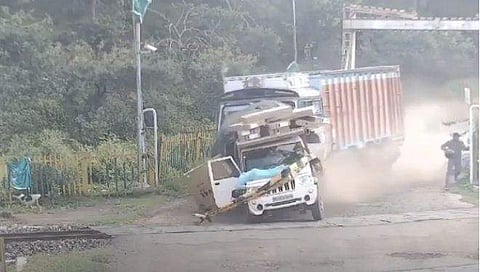 റെയില്‍വേ ഗേറ്റ് തകര്‍ത്തു, വാഹനങ്ങളെ ഇടിച്ചു തെറിപ്പിച്ചു; ലോറിയുടെ പരാക്രമം- വിഡിയോ