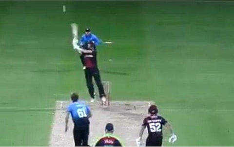 വിചിത്രമായ റിവേഴ്‌സ് സ്‌കൂപ്പുമായി ഇംഗ്ലണ്ട് താരം, ആരാധകരുടെ കയ്യടി 