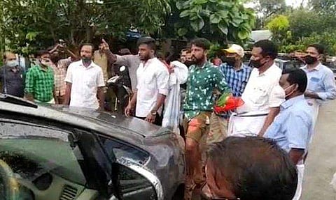 'കാവി നിക്കര്‍ പരാമര്‍ശം'; എംഎല്‍എയ്ക്ക് മുന്നില്‍ ഉടുതുണിയഴിച്ച് യൂത്ത് കോണ്‍ഗ്രസ് പ്രവര്‍ത്തകര്‍