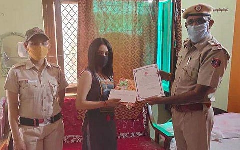 മൊബൈല്‍ ഫോണ്‍ തട്ടിപ്പറിച്ച് കടന്നുകളയാന്‍ ശ്രമം, ബൈക്കിലെത്തിയ സംഘത്തെ ഓടിച്ചിട്ട് പിടിച്ച് മാധ്യമപ്രവര്‍ത്തക; ധീരതയ്ക്ക് ആദരം