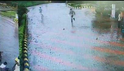 പെട്രോള്‍ അടിക്കാന്‍ കയറ്റിയ വാഹനത്തില്‍ നിന്നും പോക്‌സോ പ്രതി ഇറങ്ങി ഓടി;  പിടികൂടാന്‍ പൊലീസ് ഓടിയത് 24 മണിക്കൂര്‍ (വീഡിയോ) 