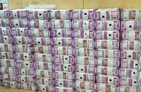 തവനൂരില്‍ അരി ലോറിയില്‍ നിന്നും 2 കോടി പിടിച്ചു; ഡ്രൈവറും സഹായിയും അറസ്റ്റില്‍