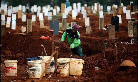 മാസ്‌ക് ധരിച്ചില്ലേ ?; ശവക്കുഴി കുത്താം ; വേറിട്ട ശിക്ഷ