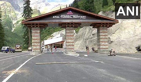 ലോകത്തെ ഏറ്റവും നീളമേറിയ ഹൈവേ ടണല്‍; 10,000 അടി ഉയരത്തില്‍ ഇന്ത്യയുടെ എന്‍ജിനിയറിങ് വിസ്മയം (വീഡിയോ)