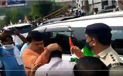 പ്രതിഷേധത്തിനിടെ കോണ്‍ഗ്രസ് പ്രവര്‍ത്തകനെ മര്‍ദ്ദിച്ച് ബിജെപി മന്ത്രി; വീഡിയോ വൈറല്‍