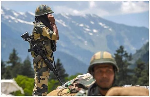 അതിര്‍ത്തി കാവലിലേര്‍പ്പെട്ടിരിക്കുന്ന ബിഎസ്എഫ് ജവാന്‍/ ചിത്രം: പിടിഐ