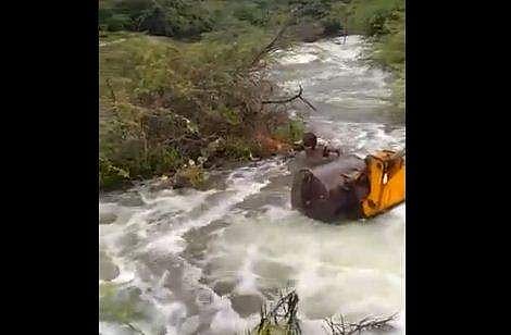 കുത്തിയൊലിച്ച് ഒഴുകുന്ന പുഴ, ഒരു കൈ ജെസിബിയില്‍; നായയെ അതിസാഹസികമായി രക്ഷിച്ച് ഹോംഗാര്‍ഡ് ( വീഡിയോ)