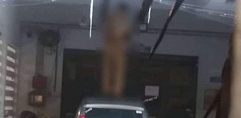 കാറിനു മുകളിൽ മേല്‍ക്കൂരയില്‍ തൂങ്ങിയ നിലയില്‍; കസ്റ്റംസ് ഹൗസ് സുരക്ഷാ ജീവനക്കാരന്‍ ഓഫീസിൽ മരിച്ച നിലയില്‍, ദുരൂഹത