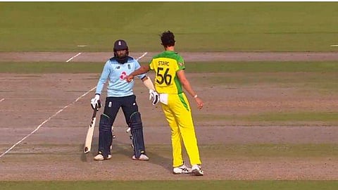 ആദില്‍ റാഷിദിനെ മങ്കാദിങ് ചെയ്യാതെ മിച്ചല്‍ സ്റ്റാര്‍ക്ക്, മുന്നറിയിപ്പില്‍ ഒതുക്കിയതിന് കയ്യടി