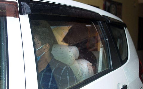 കൊച്ചിയില്‍ അറസ്റ്റിലായ അല്‍ഖ്വയ്ദ തീവ്രവാദികളെ മെഡിക്കല്‍ പരിശോധനയ്ക്ക് കൊണ്ടുപോകുന്നു/ ചിത്രം: എ സനേഷ്‌