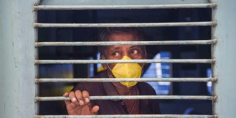 ശ്രമിക് ട്രെയിനില്‍ നാട്ടിലേക്ക് മടങ്ങുന്ന കുടിയേറ്റ തൊഴിലാളി/ ചിത്രം: പിടിഐ