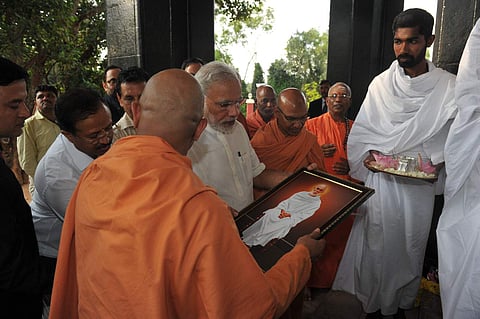 ഗുരുവിന് പ്രണാമം അര്‍പ്പിച്ച് നരേന്ദ്രമോദി