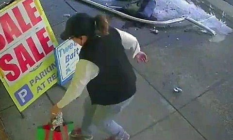 നിമിഷങ്ങളുടെ വ്യത്യാസത്തില്‍ ജീവന്‍ തിരിച്ചുകിട്ടി; അപകടത്തില്‍ നിന്ന് സ്ത്രീ അത്ഭുതകരമായി രക്ഷപ്പെടുന്നതിന്റെ വീഡിയോ