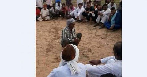 യുവ ദമ്പതികളെ പൂര്‍ണ നഗ്നരാക്കി പരസ്യമായി കുളിക്കാന്‍ നിര്‍ബന്ധിച്ചു; അവിഹിത ബന്ധം ആരോപിച്ച് നാട്ടുകൂട്ടത്തിന്റെ വിചിത്ര ശിക്ഷ 