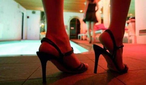 മസാജ് സെന്ററിന്റെ മറവില്‍ സെക്‌സ് റാക്കറ്റ്; കൈയോടെ പൊക്കി വനിതാ കമ്മീഷന്‍