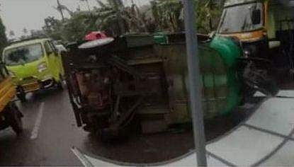 ആലുവയില്‍ ശക്തമായ കാറ്റില്‍ വന്‍ നാശനഷ്ടം, നിര്‍ത്തിയിട്ടിരുന്ന വാഹനങ്ങള്‍ തലകീഴായി മറിഞ്ഞു; മരങ്ങള്‍ ഒടിഞ്ഞുവീണു