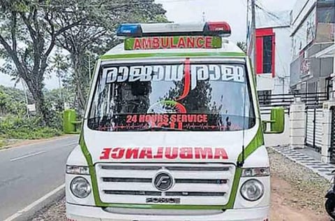 ആംബുലൻസിനായി കാത്തിരുന്നത് മണിക്കൂറുകൾ, ചികിത്സകിട്ടാതെ മുത്തശ്ശി മരിച്ചു; കൊച്ചുമകന്റെ നന്മയുള്ള പ്രതികാരം 