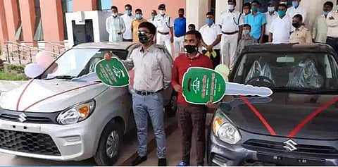 പത്ത്, പന്ത്രണ്ട് ക്ലാസുകളിലെ പരീക്ഷകളില്‍ കൂടുതല്‍ മാര്‍ക്ക് വാങ്ങി; കുട്ടികള്‍ക്ക്‌ പുത്തന്‍ കാറുകള്‍ സമ്മാനിച്ച് വിദ്യാഭ്യാസ മന്ത്രി