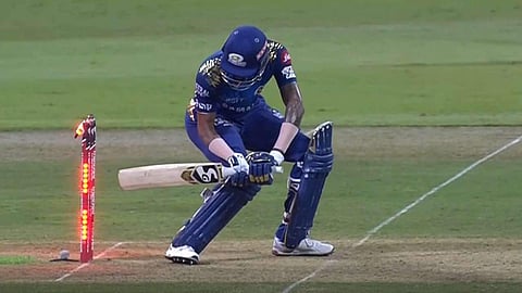 യോര്‍ക്കര്‍ പ്രതീക്ഷിച്ച് ക്രീസിനുള്ളിലേക്ക് കയറി, ഓഫ് സ്റ്റംപ് തൊട്ട് ബാറ്റ്; വിചിത്രമായ ഹിറ്റ് വിക്കറ്റ് 