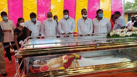 'അനശ്വര ഗാനങ്ങള്‍ ബാക്കി'- എസ് പി ബിക്ക് വിട; ഔദ്യോഗിക ബഹുമതികളോടെ സംസ്‌കാരം