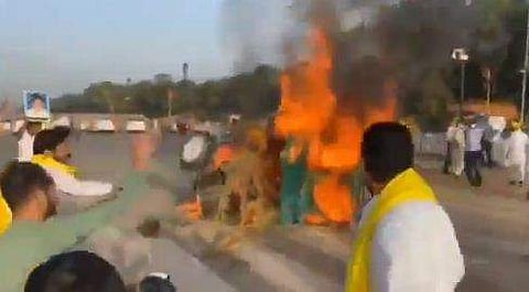 കര്‍ഷക പ്രക്ഷോഭം; ഇന്ത്യാ ഗേറ്റിന് മുന്നില്‍ ട്രാക്റ്റര്‍ കത്തിച്ച് പ്രതിഷേധം (വീഡിയോ)