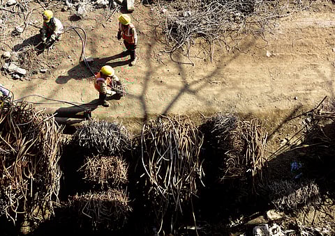 1000 ടണ്‍ കരയ്ക്ക് കയറ്റി; ആല്‍ഫ സെറീന്‍ ഫ്‌ളാറ്റിന്റെ അവശിഷ്ടങ്ങള്‍ കായലില്‍ നിന്ന് നീക്കാന്‍ ആരംഭിച്ചു 