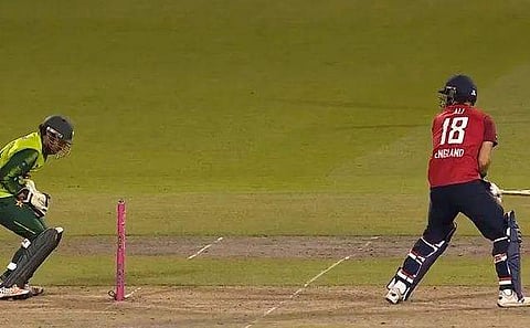 പന്ത് കയ്യിലിരുന്നിട്ടും സ്റ്റംപ് ചെയ്യാതെ സര്‍ഫ്രാസ് അഹ്മദ്; ആരാധകര്‍ കലിപ്പില്‍