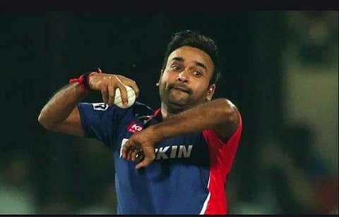 പന്തില്‍ ഉമിനീര് പുരട്ടിയിട്ടും പറയാതിരുന്നതിന് വിമര്‍ശനം, പിന്നാലെ റെക്കോര്‍ഡ് നേട്ടത്തില്‍ കയ്യടി 